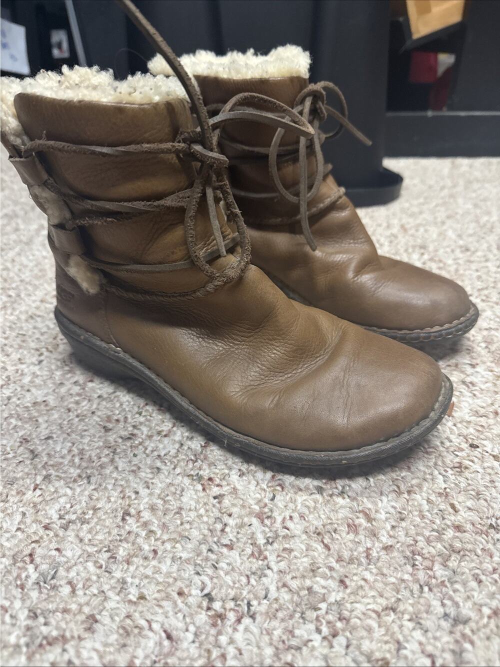 UGG Caspia Boots Womens Sz 7 Tan Leather Lace Up Ankle Boots Sheepskin Lined